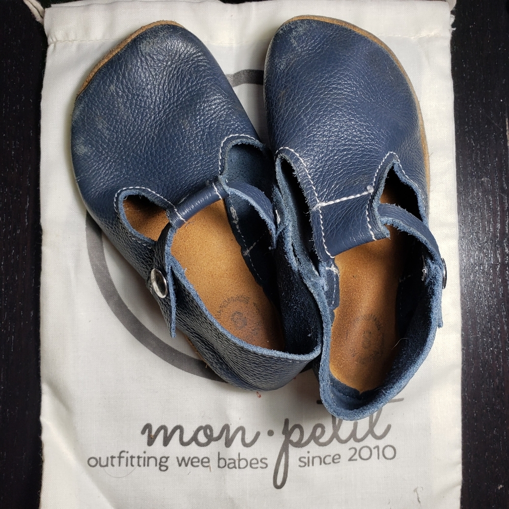Mon Petit Shoes Size: 8 Color: Navy